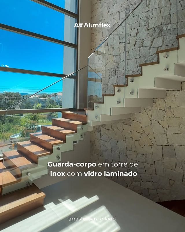 Detalhe de guarda-corpo em torre de inox Alumflex