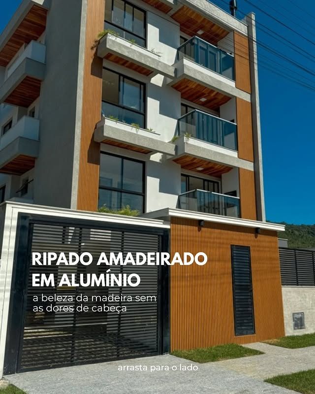 Fachada com ripado de alumínio amadeirado Alumflex