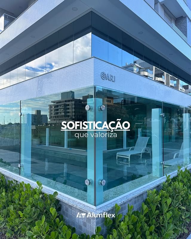 Fachada de vidro com piscina Alumflex